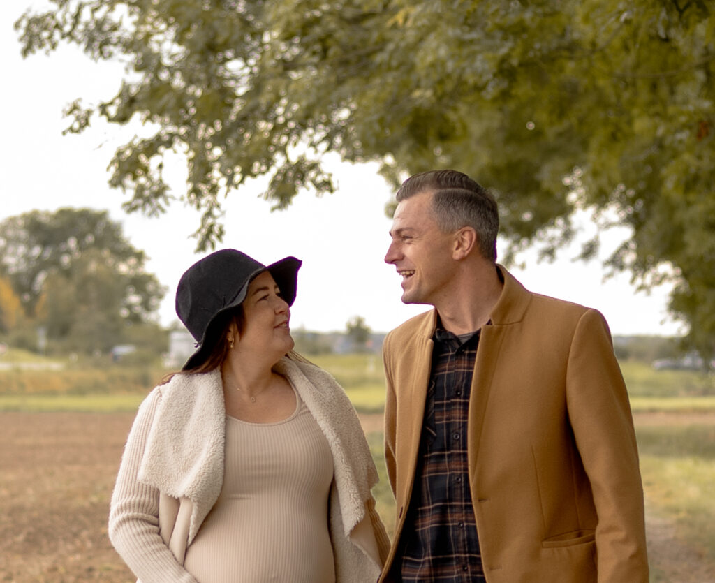 Babybauchshooting Outdoor Dülmen & Umgebung - Nahaufnahme einer Unterhaltung zwischen Mann & Frau