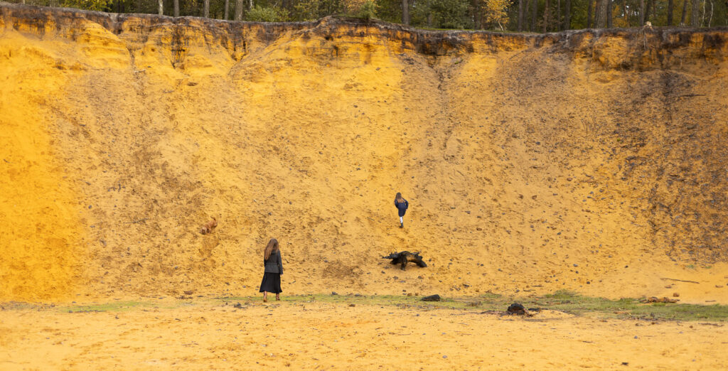 Mama, Tochter & Hund klettern an der Sandkuhle hoch