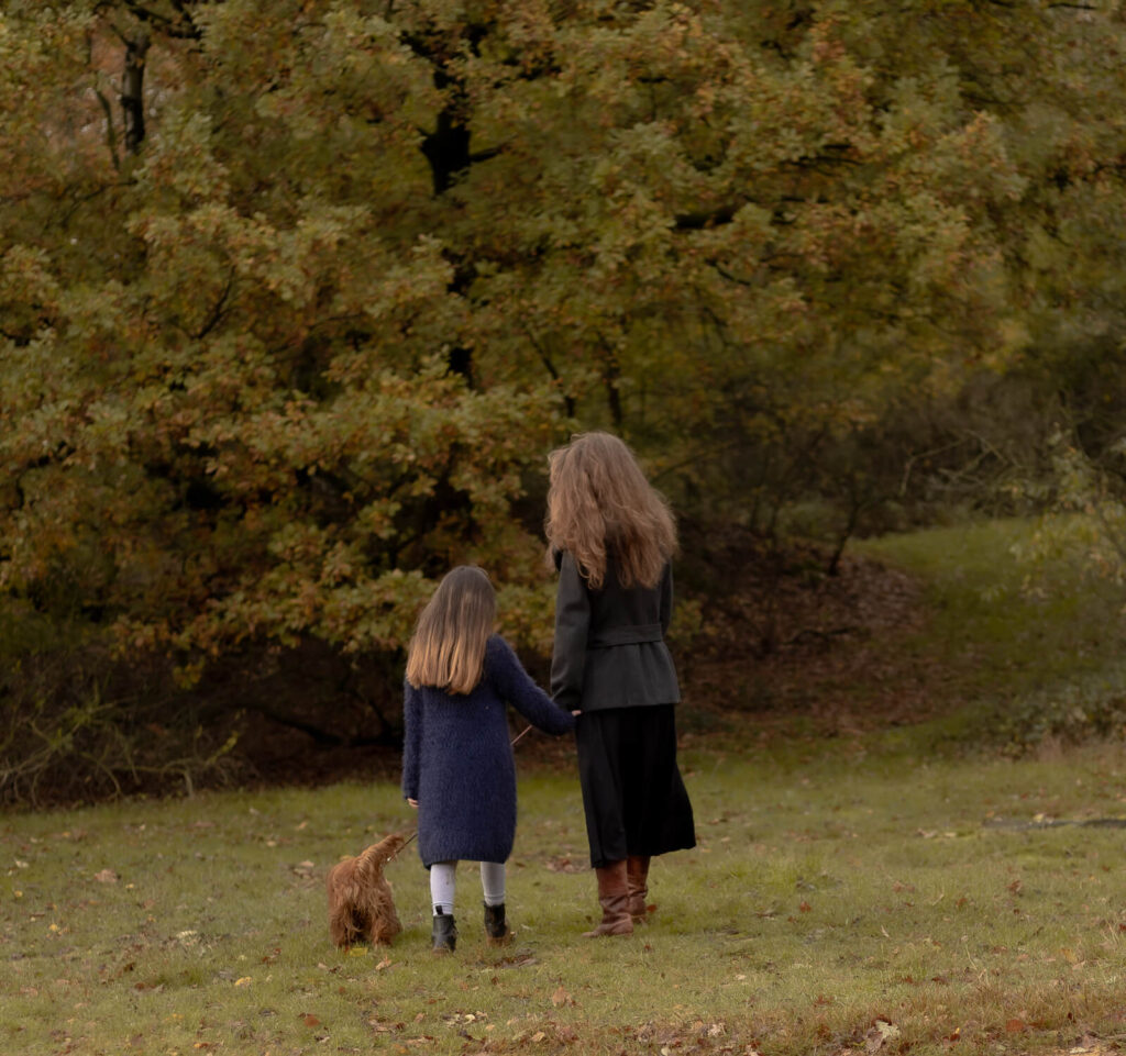 Mama, Tochter & Hund gehen von der Kamera weg