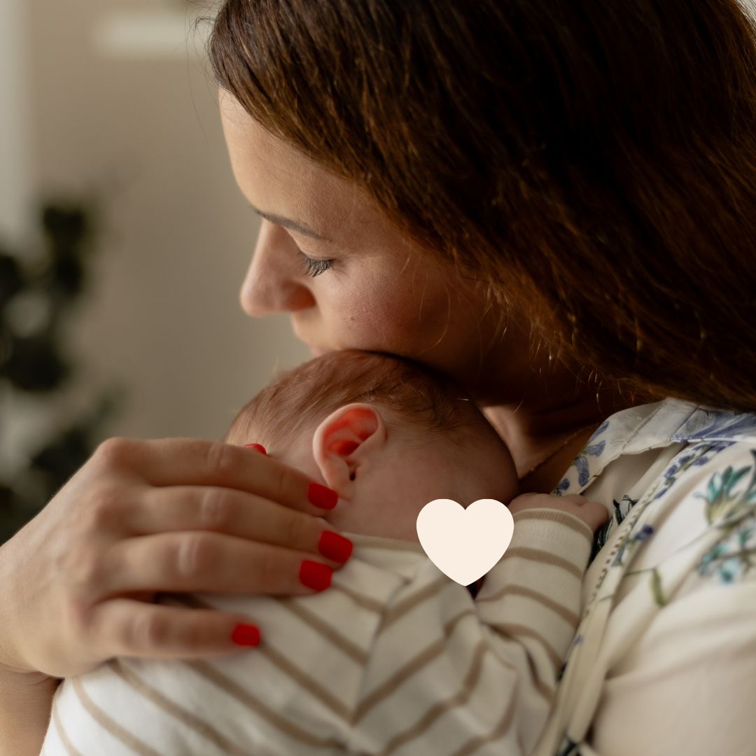 Familienfotografin Dülmen & Umgebung, Babyshooting indoor, Kuscheleinheit mit Mama & ihrem Baby.